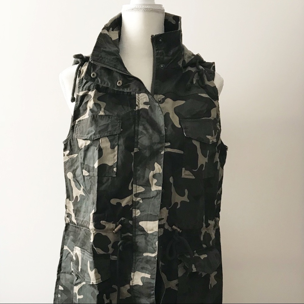 Camouflage Hooded Utility Vest - Picture 5 of 6